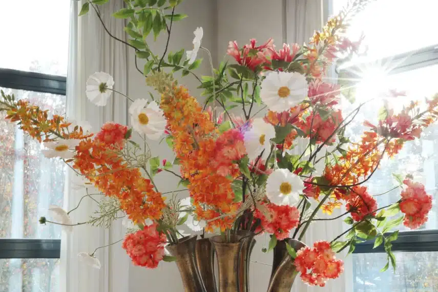 Kleurrijk boeket bloemen in een vaas met zonlicht, een bron van inspiratie en creativiteit.
