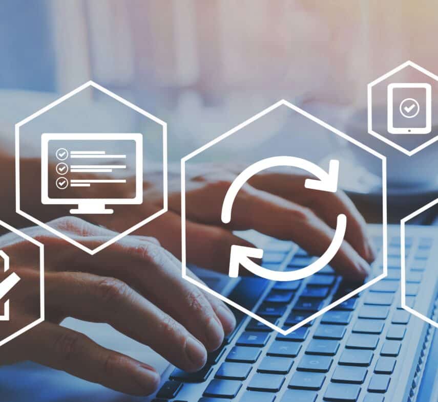 Handen typen op een laptoptoetsenbord met digitale pictogrammen voor beveiliging, synchronisatie en apparaatbeheer op de voorgrond.