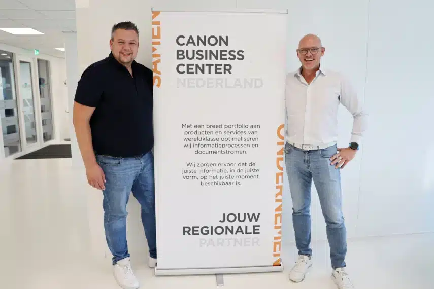 Twee personen bij een banner met informatie over Canon Business Center Nederland en Mirage ICT-Services