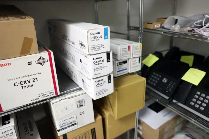Opslagruimte met Canon toners en kantoorapparatuur van Mirage ICT-Services.