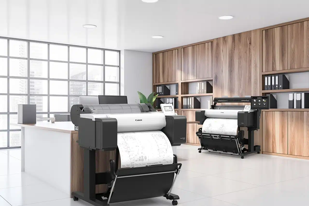 Een moderne kantoorruimte met twee Canon grootformaatprinters — een professionele omgeving waarin onze printoplossingen tot hun recht komen.