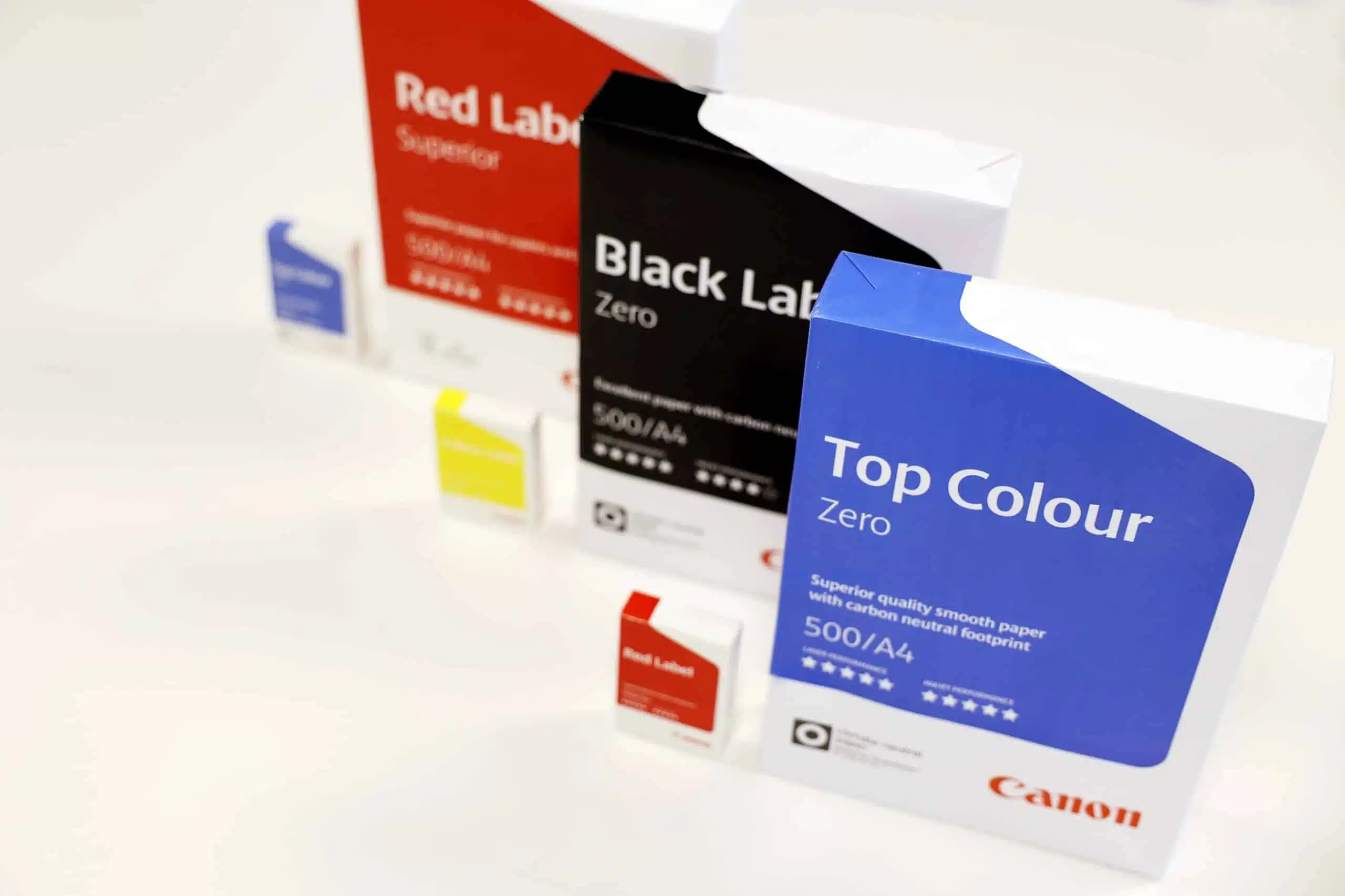 Drie Canon-papierverpakkingen — Red Label Superior, Black Label Zero en Top Colour Zero — als onderdeel van onze printoplossingen voor professioneel printgebruik.
