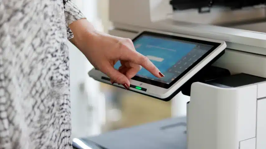 Hand bedient touchscreen van duurzame printers met diverse printinstellingen.