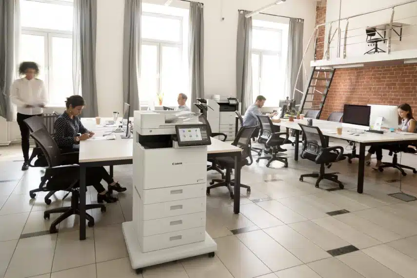 Canon printer en scanner in een moderne kantoorruimte met meerdere werkplekken en grote ramen.