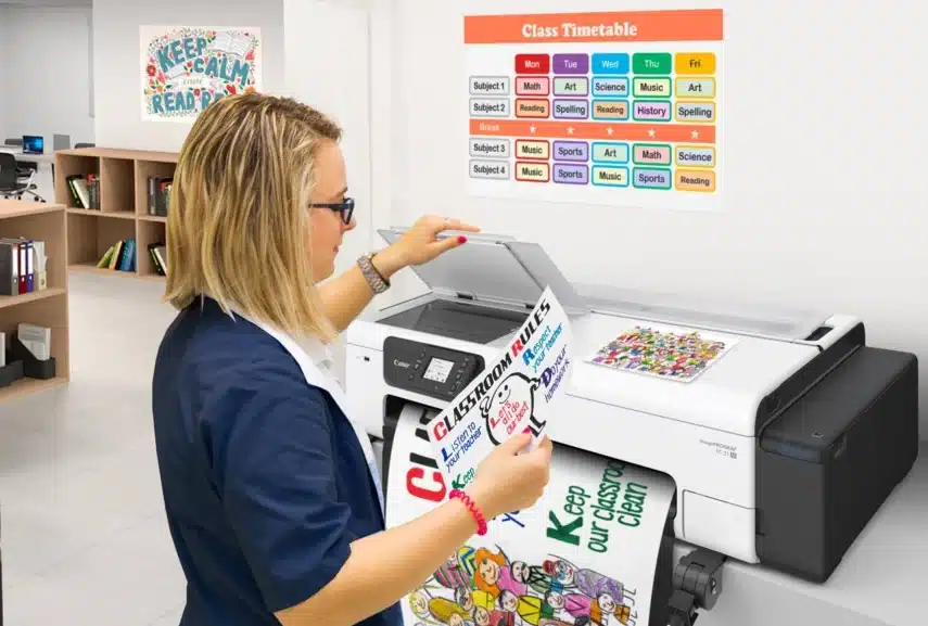 Canon printer en scanner in een klaslokaal, gebruikt voor het printen van kleurrijke educatieve posters.