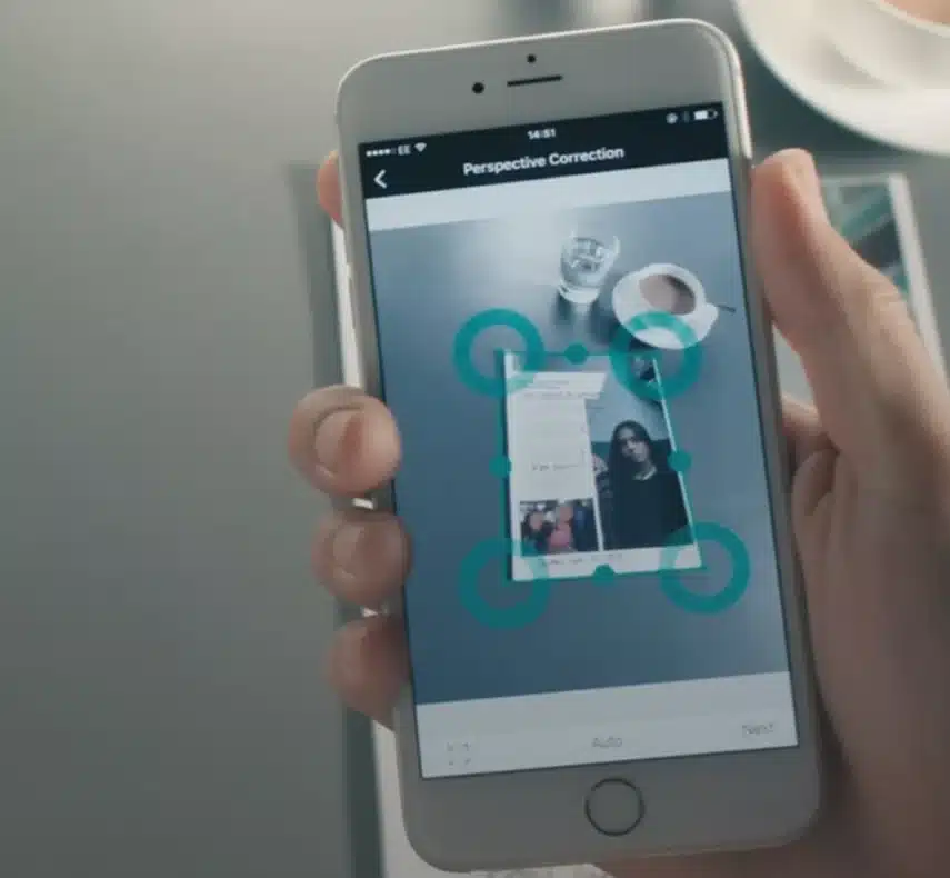 Canon printer verbinden met telefoon via een mobiele app, waarbij een smartphone dicht bij het touchscreen van de printer wordt gehouden.