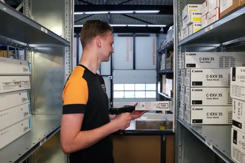 CBC Nederland medewerker in het magazijn met Canon onderdelen, essentieel voor het TotalCare-serviceconcept.
