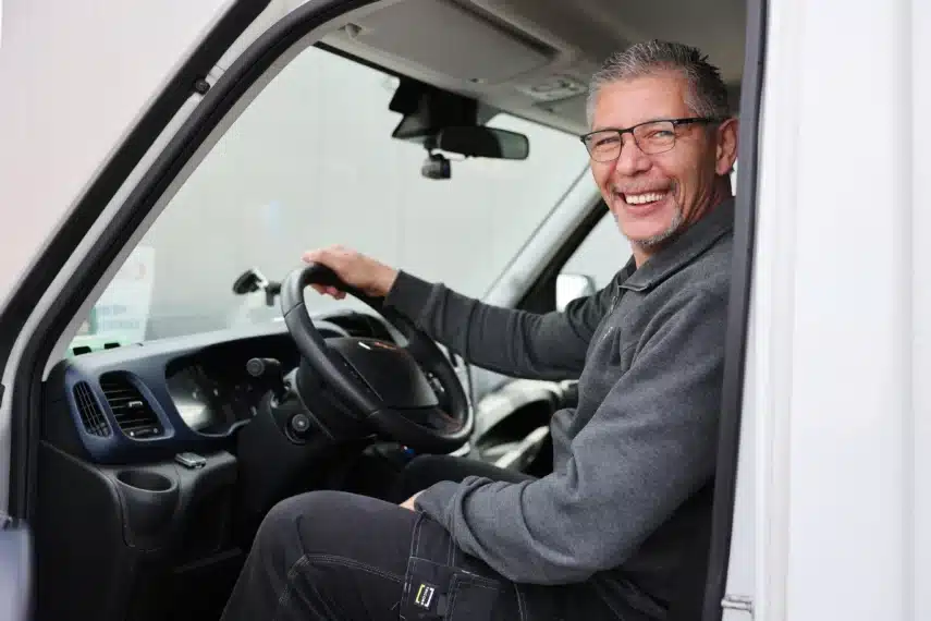 Medewerker van CBC Nederland in een bestelwagen, klaar voor levering en installatie van Canon grootformaat printers als onderdeel van TotalCare.