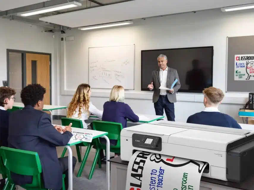 Klaslokaal met een grootformaat printer voor educatieve materialen, een voorbeeld van de beste kantoorprinter voor scholen en opleidingsinstituten.