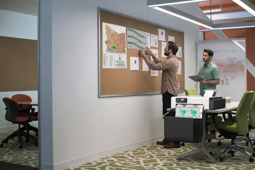 Canon lease printer in een kantooromgeving voor het printen van kaarten en projectdocumenten.