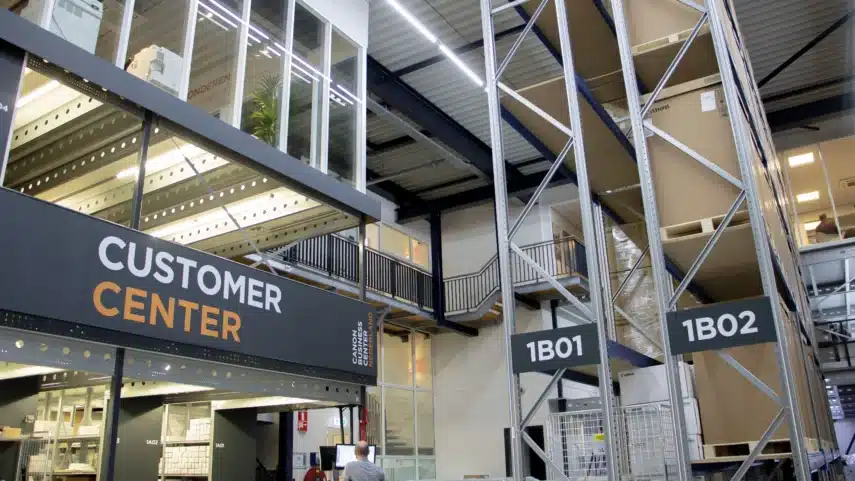 Canon Customer Center met grote stellingen en servicebalie, Canon zakelijk support.