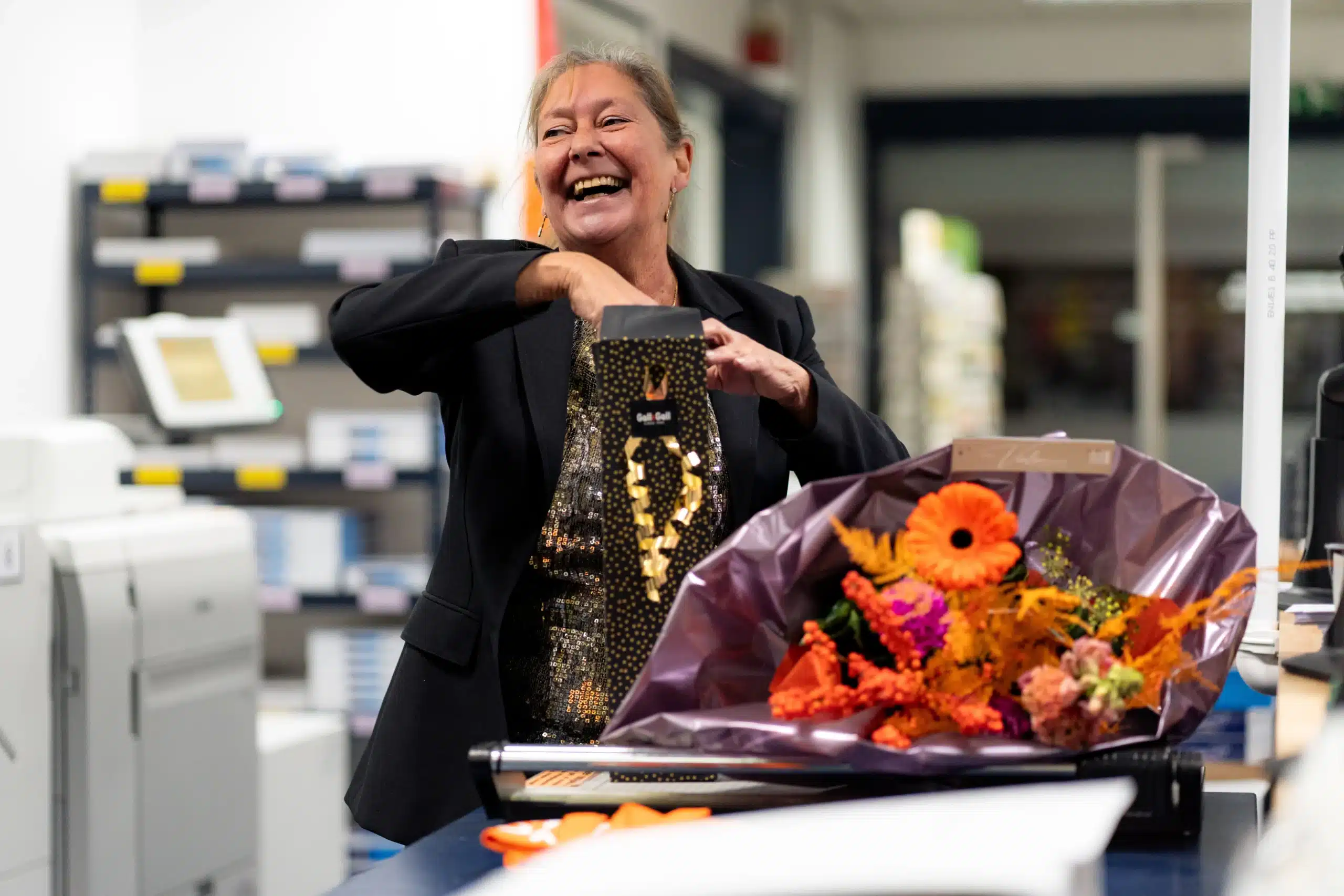 Bloemen en cadeau op de balie bij Copyshopdenbosch.