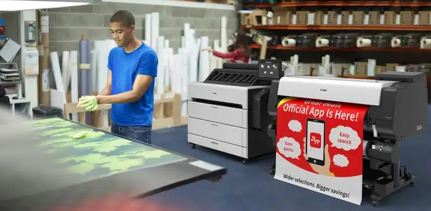 Canon printer voor drukwerk in een productieomgeving, bezig met het printen van een kleurrijke banner.