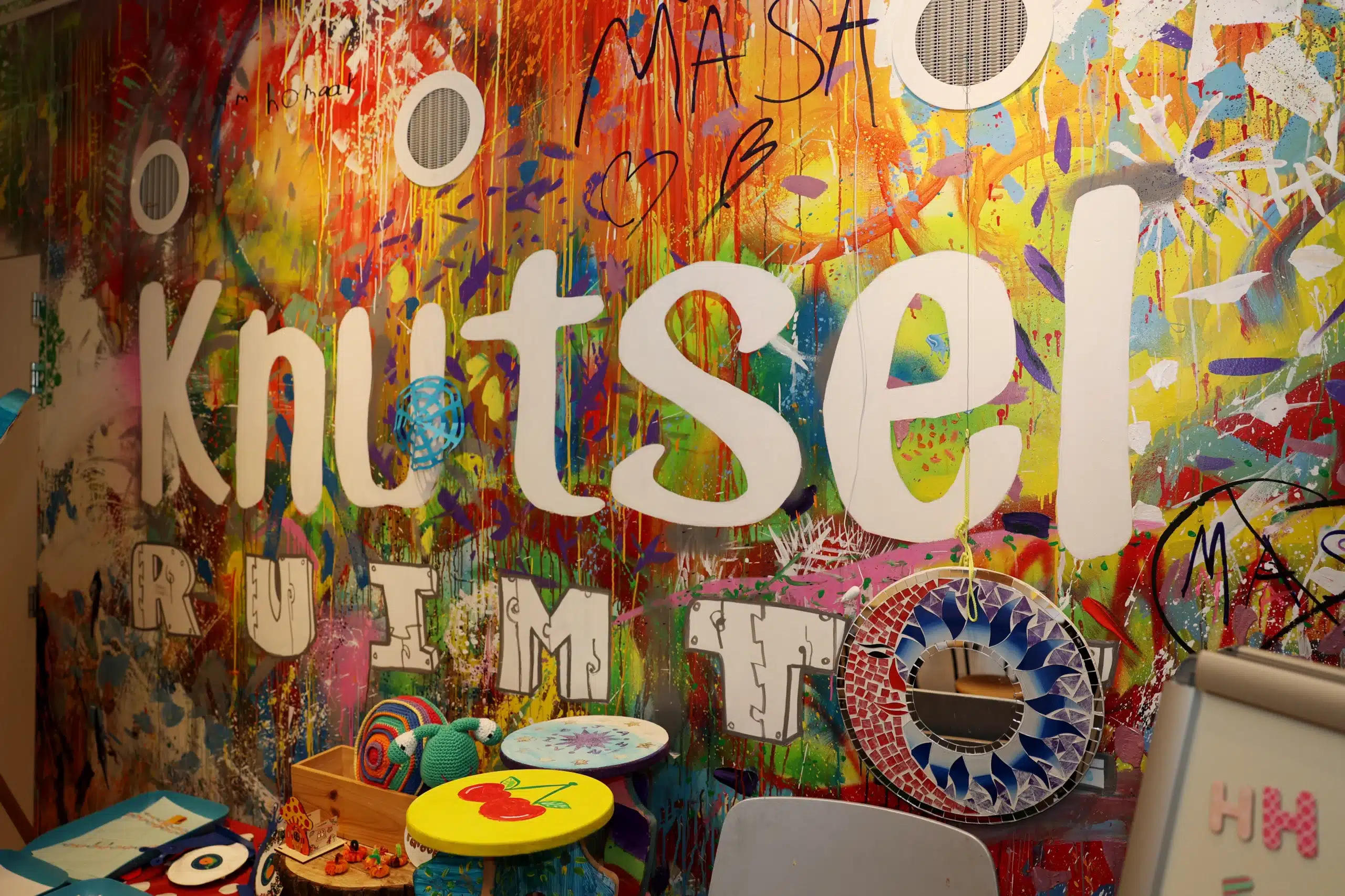 Villa Pardoes knutselruimte met kleurrijke muur en creatieve materialen.