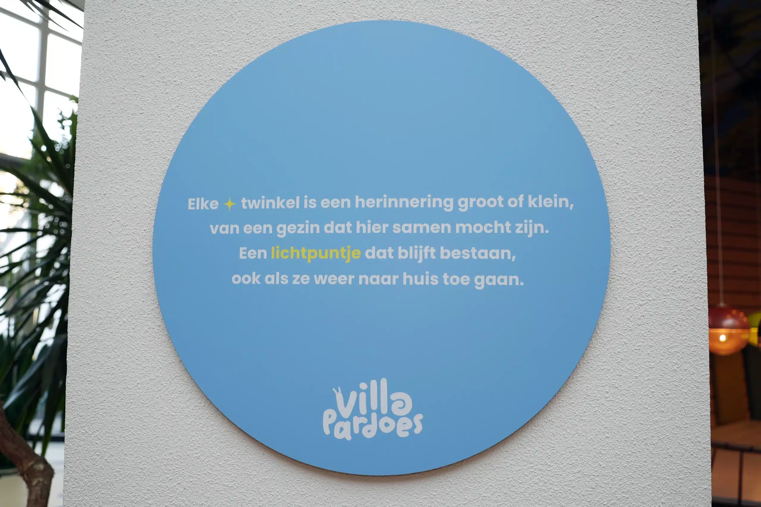 Villa Pardoes blauwe cirkel met inspirerende tekst over herinneringen en lichtpuntjes.