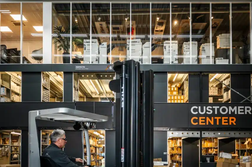 Moderne multifunctionele printers in een showroomomgeving als onderdeel van een toekomstbestendige printoplossing voor organisaties.