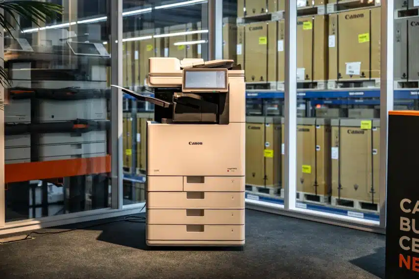 Multifunctionele printer (MFP) voor bedrijven met print-, scan- en kopieerfuncties in een moderne zakelijke werkomgeving.