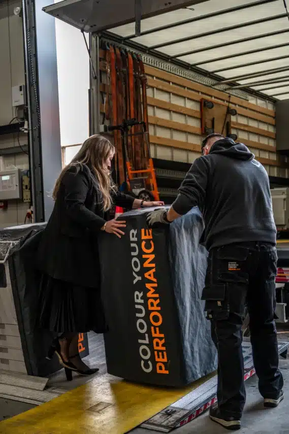 Voorbereiding van een multifunctionele printer voor levering aan een zakelijke klant.
