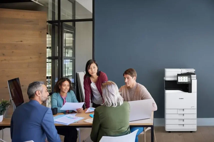 Vergaderruimte met teamoverleg en multifunctionele kantoorprinter voor een middelgroot bedrijf.